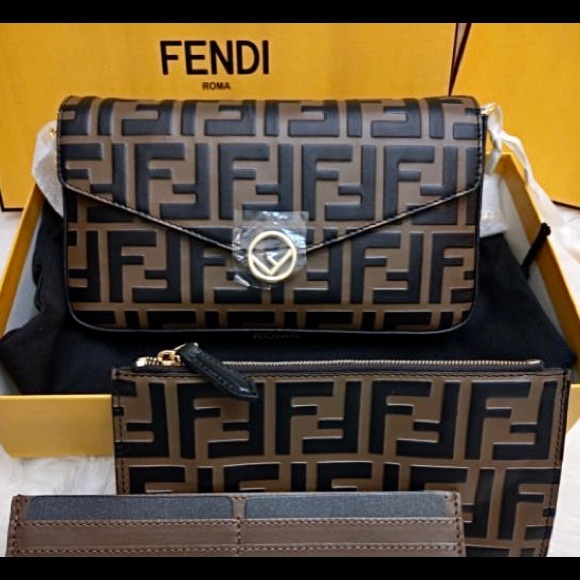 Fendi wallet on chain with pouches//M - Picture 2 of 6